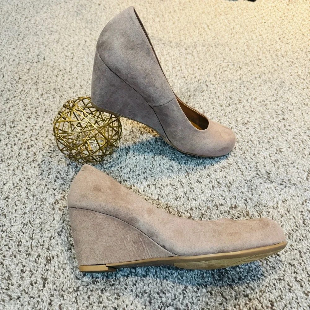 CL by Chinese Laundry Nima Wedge Pump Taupe Super Suede Like New Size 10